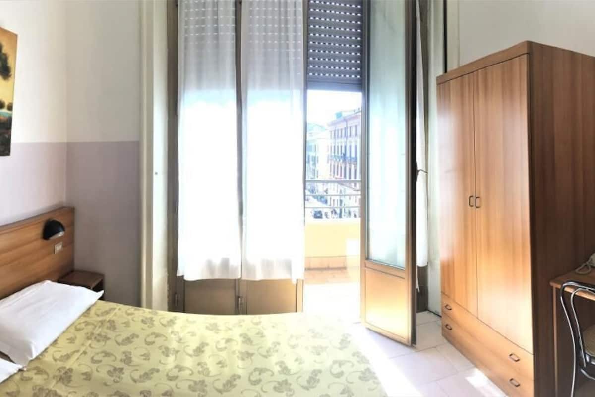 Minibar, con arredamento individuale, una scrivania, postazione laptop