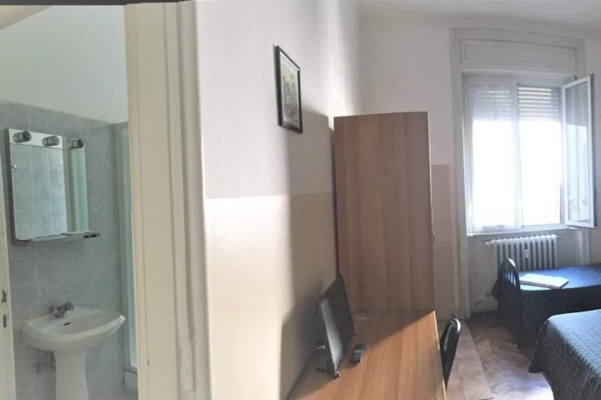Minibar, con arredamento individuale, una scrivania, postazione laptop