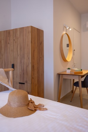 Chambre triple | Coffre-fort, bureau, fer et planche à repasser, lit de bébé (gratuit)