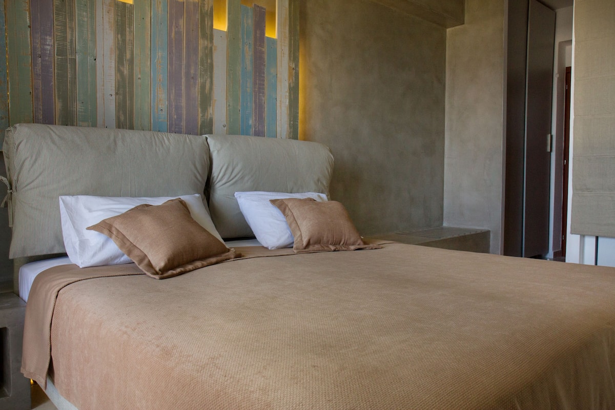 Deluxe Studio, Sea View | In-room safe, desk, iron/ironing board, free WiFi
