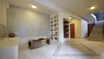 Coin salon dans le hall