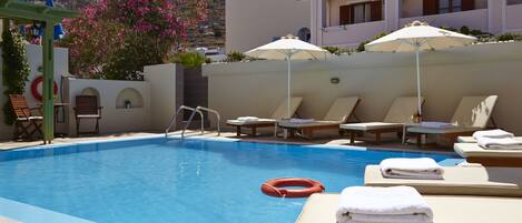 Außenpool, Sonnenschirme, Liegestühle