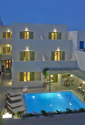 Utendørsbasseng, bassengparasoller og solsenger