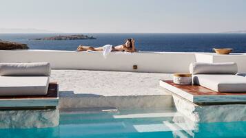 Piscina externa, guarda-sóis, espreguiçadeiras