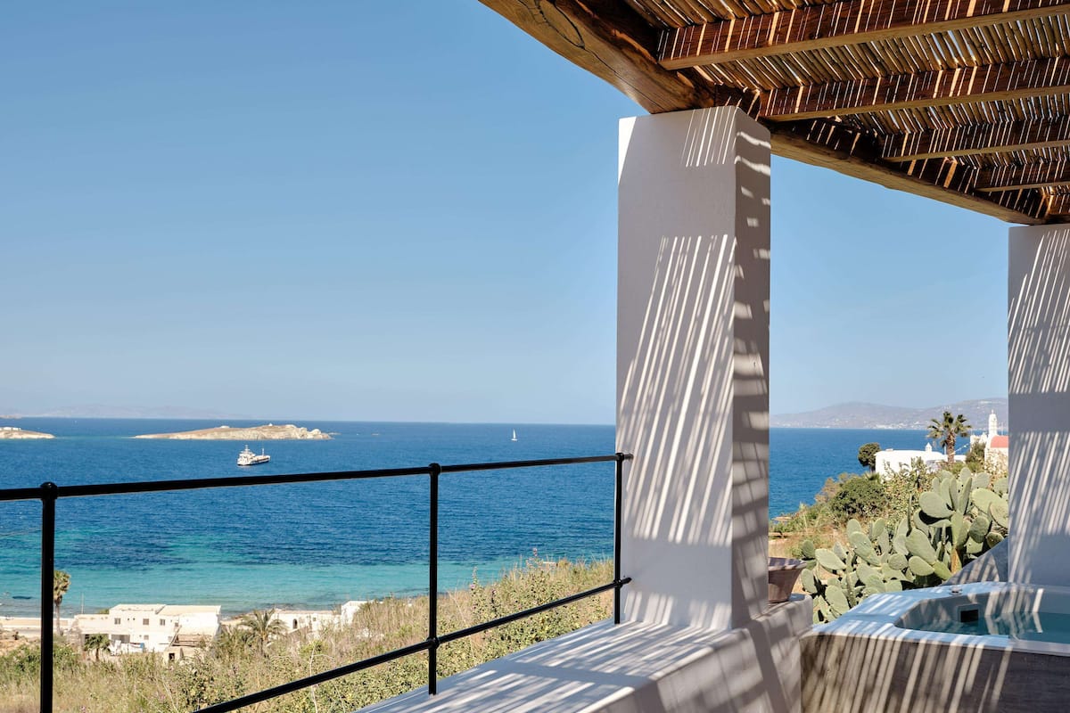 Bohemian Sunset & Sea View Suite with Heated Plunge Pool | 1 개의 침실, 고급 침구, 필로우탑 침대, 미니바