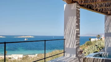 Bohemian Sunset & Sea View Suite with Heated Plunge Pool | 1 ๊ฐ์ ์นจ์ค, ๊ณ ๊ธ ์นจ๊ตฌ, ํ๋ก์ฐํ ์นจ๋, ๋ฏธ๋๋ฐ