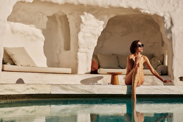 Außenpool, Sonnenschirme, Liegestühle