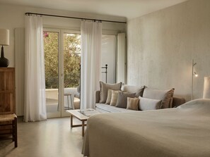 Deluxe Sunset & Sea View Suite | Roupas de cama premium, camas com colchões pillow-top, frigobar