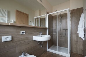 Quarto triplo standard | Banheiro | Chuveiro, produtos de toalete grátis, secador de cabelo 