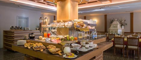 Free daily buffet breakfast