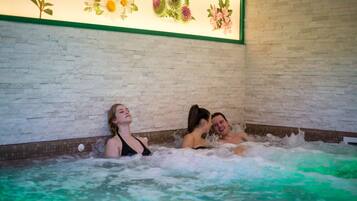 Een wellnessruimte met een bakstenen muur en bloemversiering.