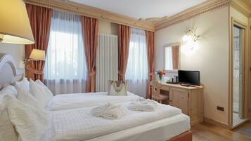 Chambre Triple Standard | Coffres-forts dans les chambres, bureau, rideaux occultants