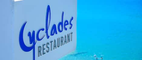 Señal del Restaurante Cyclades, con vistas al mar.
