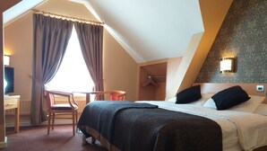 A hotel room with a bed, a desk, a chair, and a window with curtains. - Harding Hotel (Dublin)