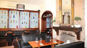 Hi ha 2 restaurants amb plats de cuina europea moderna