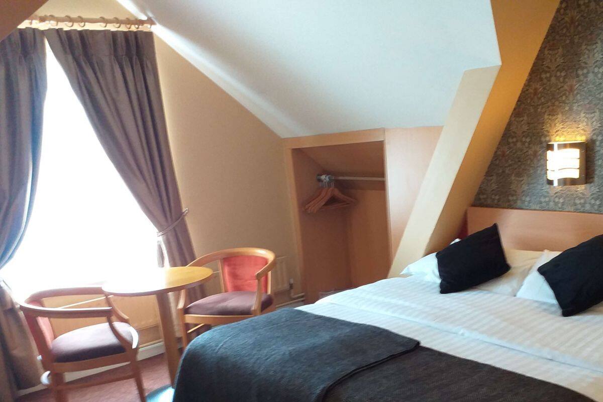 Pillowtop-Betten, Zimmersafe, Schreibtisch, Verdunkelungsvorhänge