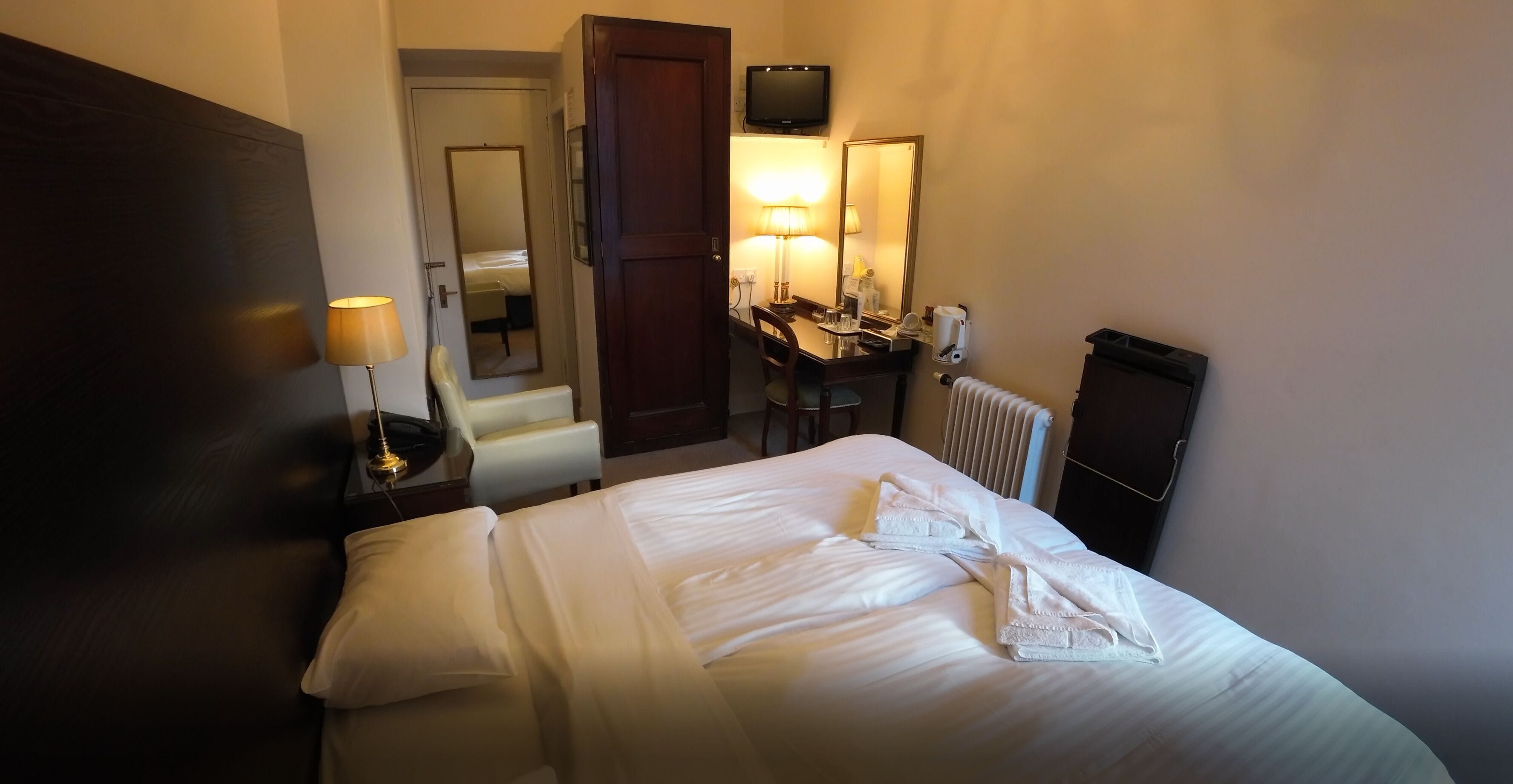 double room | premium bedding, iron/ironing board, free wifi, bed sheets