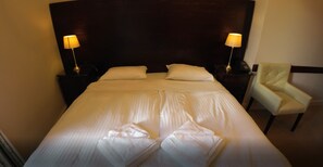 Premium bedding, iron/ironing board, free WiFi, bed sheets - A Haven Townhouse (Edinburgh)
