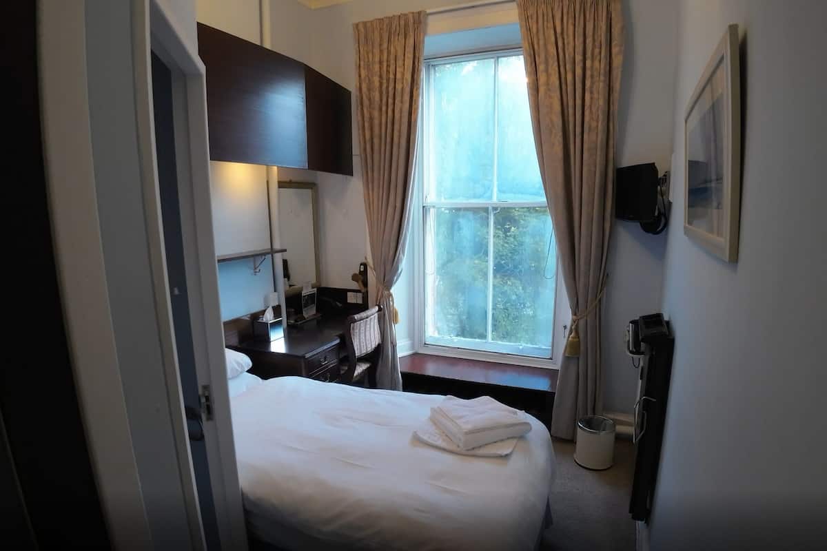 Single Room | Premium bedding, iron/ironing board, free WiFi, bed sheets