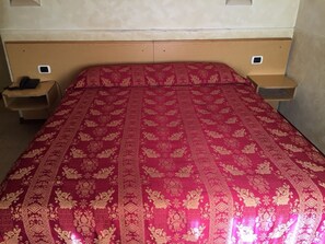 Schreibtisch, laptopgeeigneter Arbeitsplatz, kostenloses WLAN