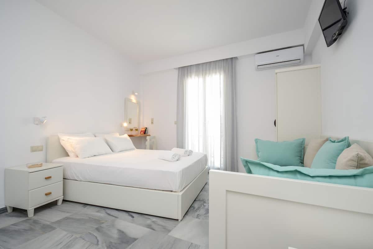 SUPERIOR TRIPLE STUDIO WITH 1 SOFA BED | 2 bedrooms, iron/ironing board, free WiFi, bed sheets