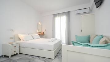 SUPERIOR TRIPLE STUDIO WITH 1 SOFA BED | Tabla de planchar con plancha, wifi gratis, ropa de cama