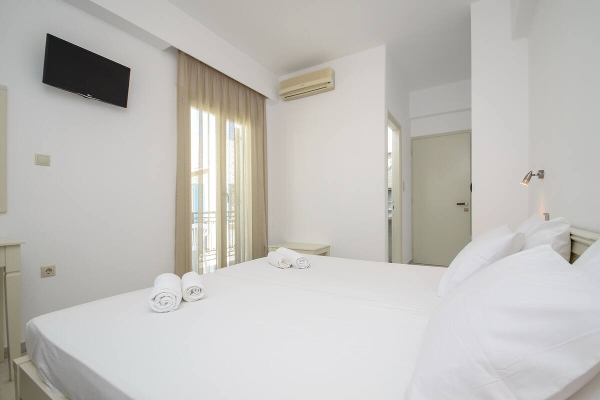 Double Room | 2 bedrooms, iron/ironing board, free WiFi, bed sheets