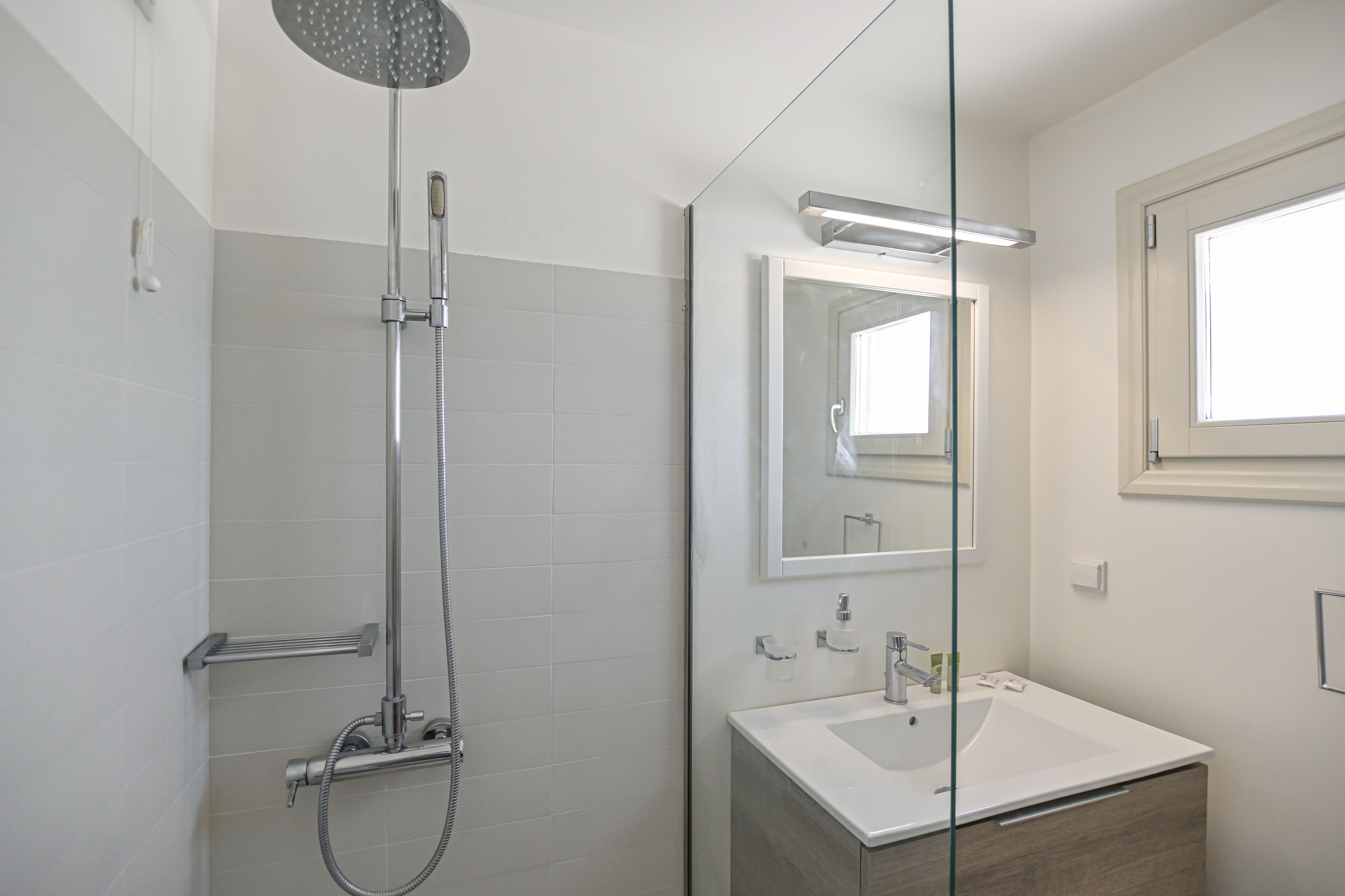 Junior Suite | Badezimmer | Dusche, kostenlose Toilettenartikel, Handtücher, Seife