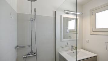 Junior Suite | Badezimmer | Dusche, kostenlose Toilettenartikel, Handtücher, Seife