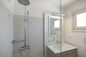 Junior Suite | Bathroom | Shower, free toiletries, towels
