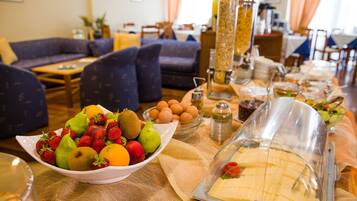 Buffet com diversas frutas, ovos e queijos.