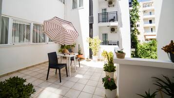 Twin Room, 2 Twin Beds | Terrace/patio