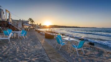 En la playa y bar en la playa