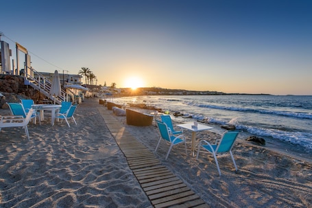En la playa, bar en la playa. Alia Beach Hotel