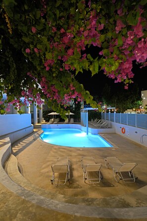 Alberca al aire libre por temporada y sombrillas en la alberca