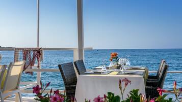 Se sirven desayunos, comidas, cenas y cocina internacional