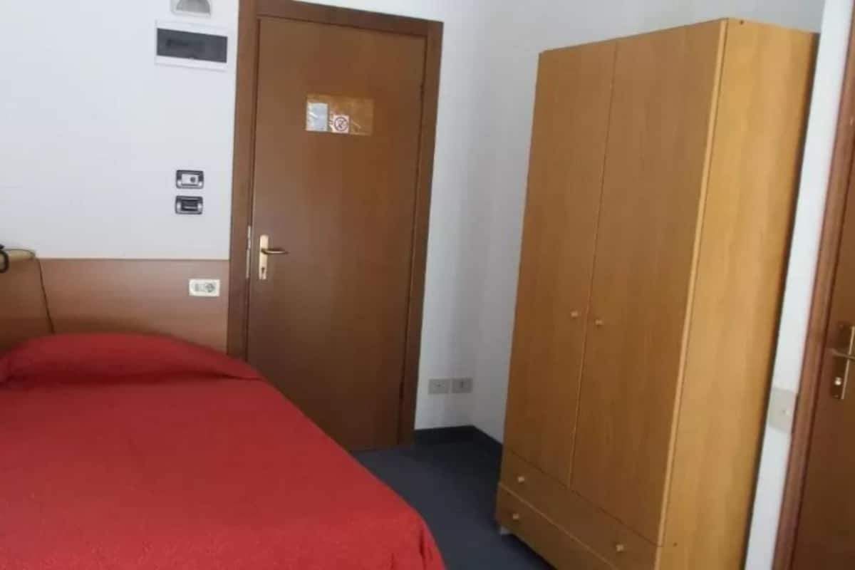 single room | in-room safe, rollaway beds, free wifi, bed sheets