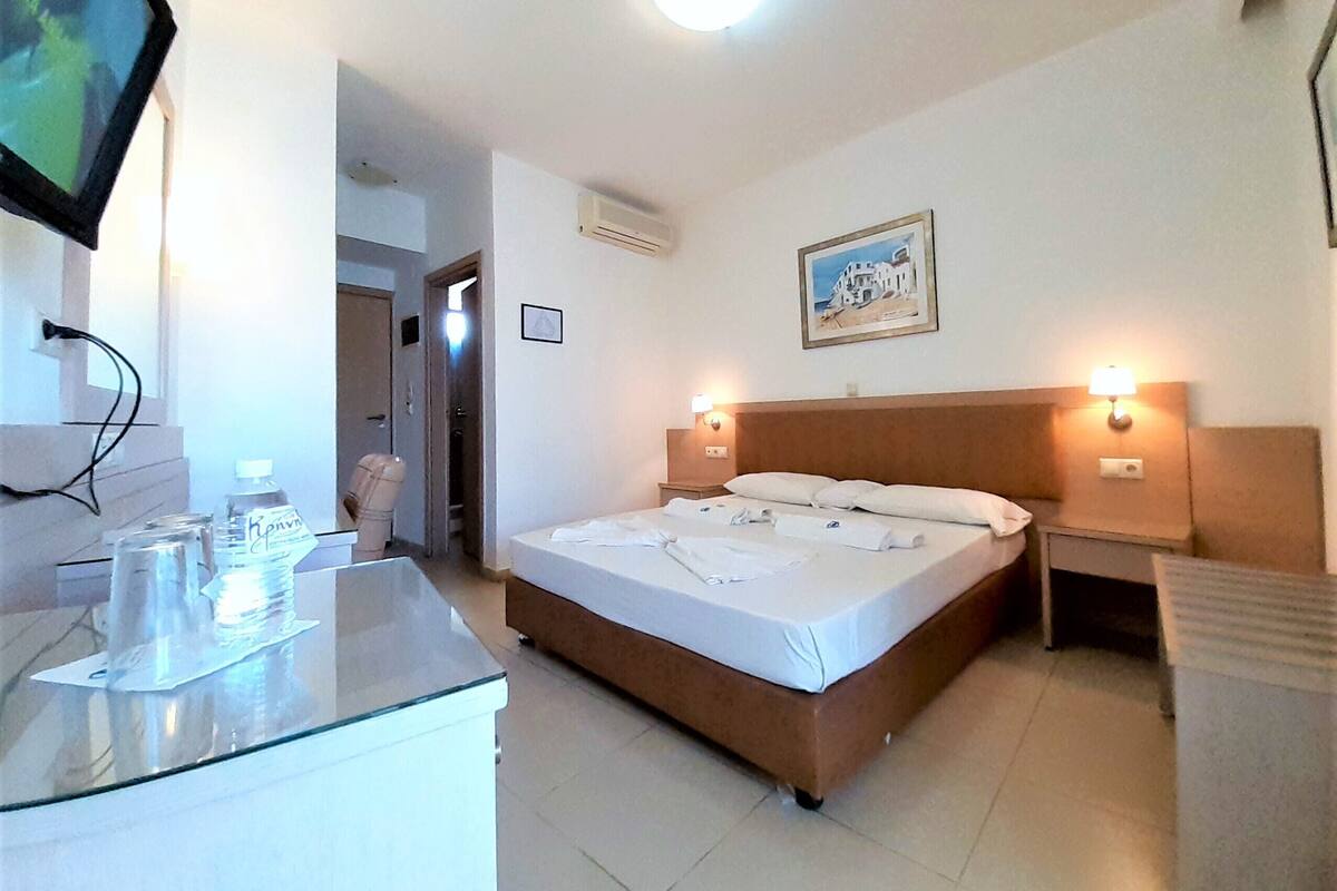 Single Room | Cribs (free), WiFi (free), bed sheets