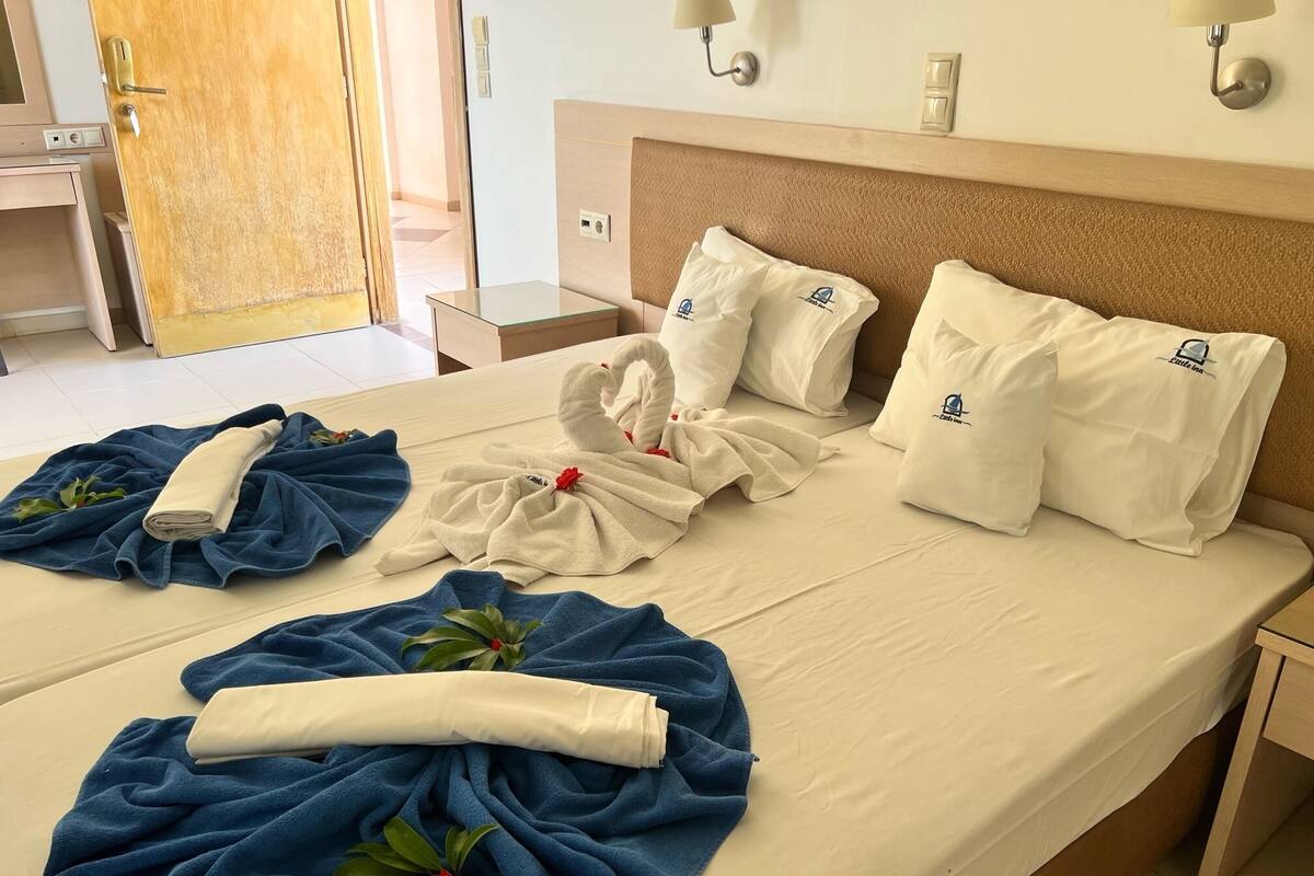 Senior Suite | Cribs (free), WiFi (free), bed sheets