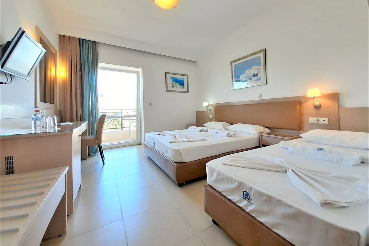 Triple Room | Cribs (free), WiFi (free), bed sheets