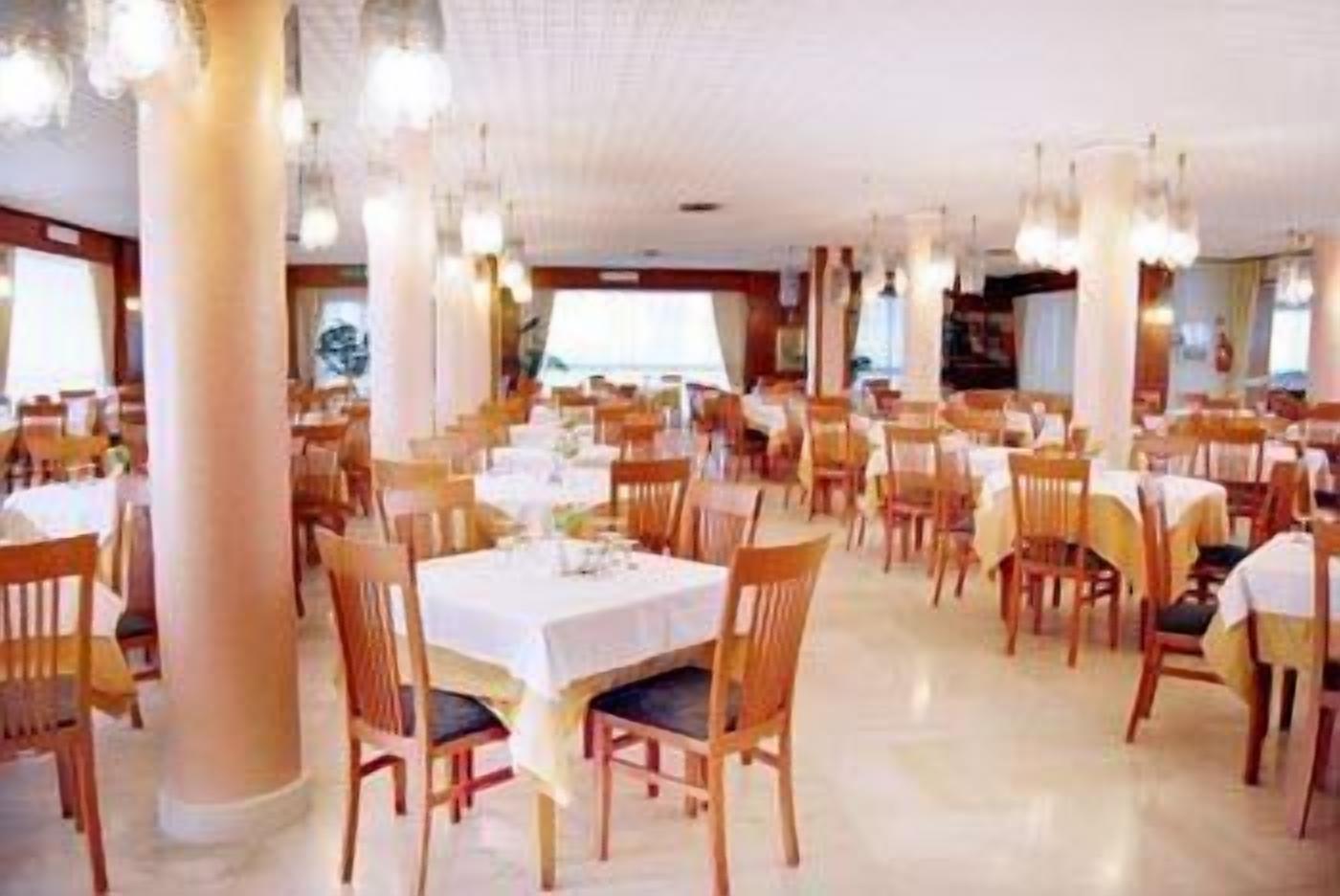 Breakfast, lunch, dinner served; Italian cuisine 