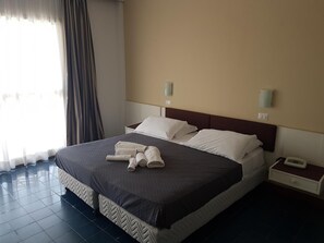 Minibar, coffres-forts dans les chambres, bureau