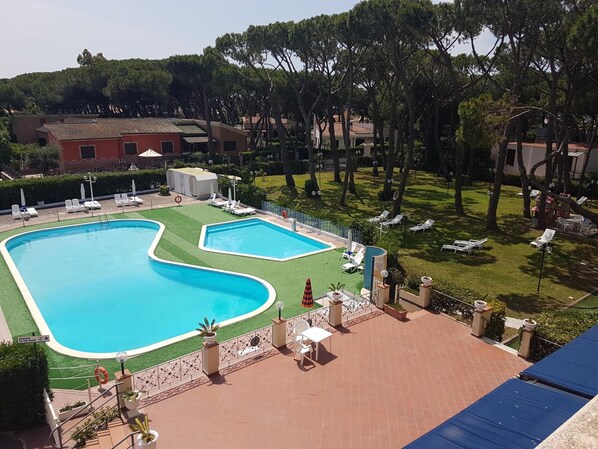 2 piscines extérieures