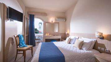 In-room safe, soundproofing, iron/ironing board, free WiFi