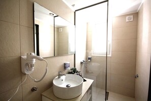 Quarto casal superior | Banheiro | Chuveiro, secador de cabelo, toalhas de banho 