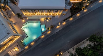 Una piscina al aire libre de temporada, sillones reclinables de piscina