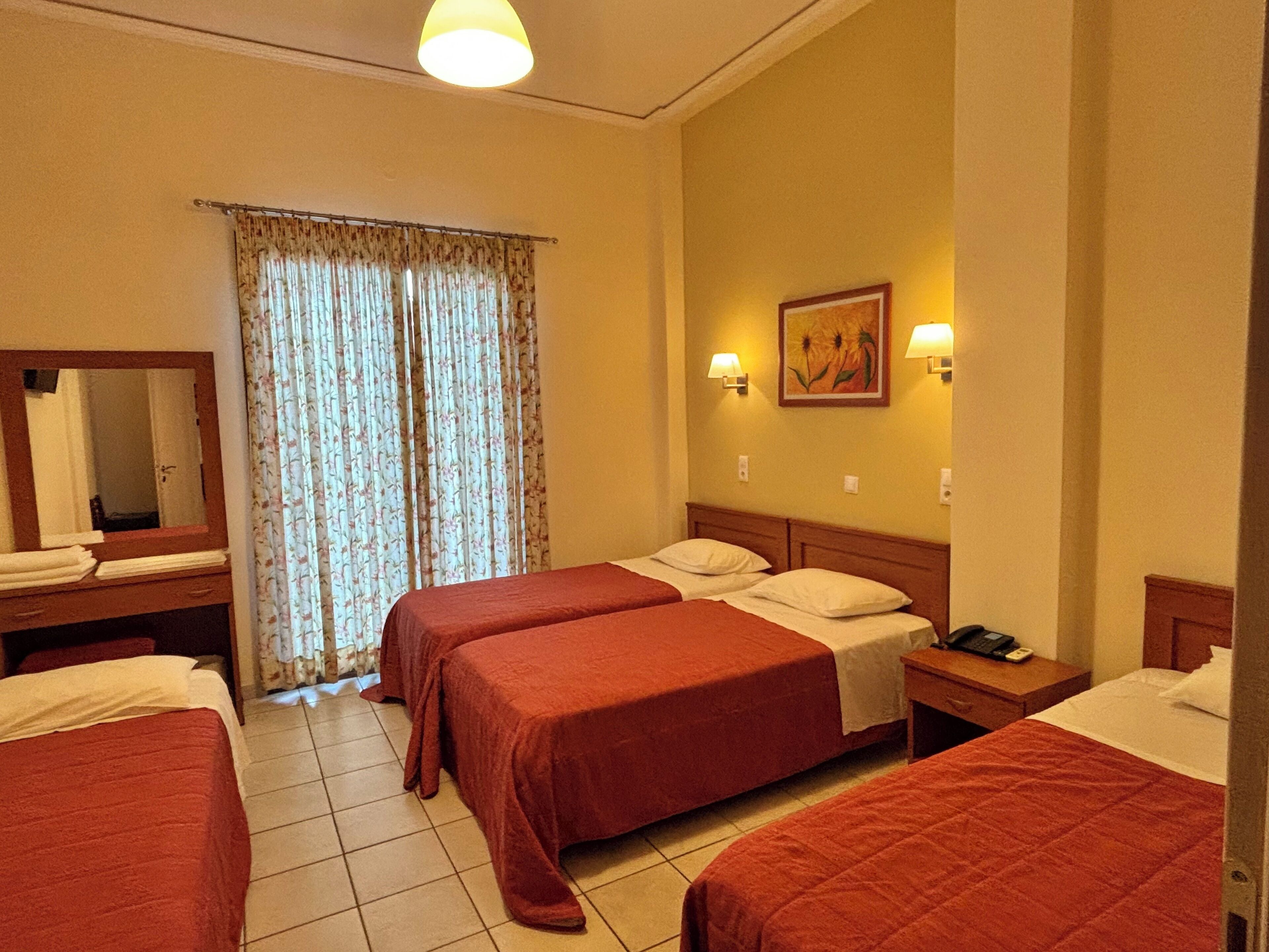 Neljän hengen huone | Pillowtop-patjalliset sängyt, tallelokero huoneessa