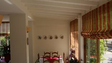 Petit déjeuner buffet (8 EUR par personne)