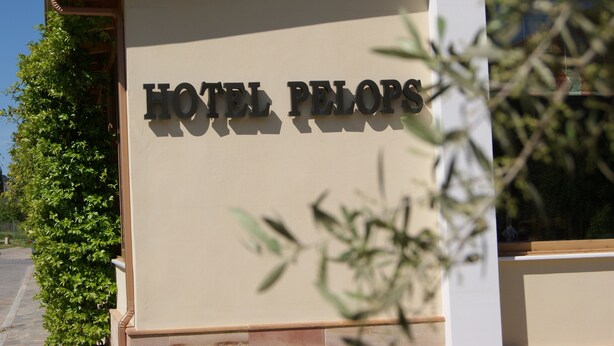 Een bord met Hotel Pelops, de naam is goed leesbaar.