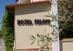 A sign for Hotel Pelops with a clear view of the name. - Hotel Pelops (Archaia Olympia)